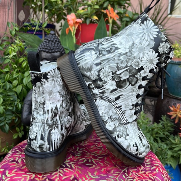 🌺 Rare Black & White Dr. Martens Slime Floral Drip Boots 🌺 - Picture 13 of 17